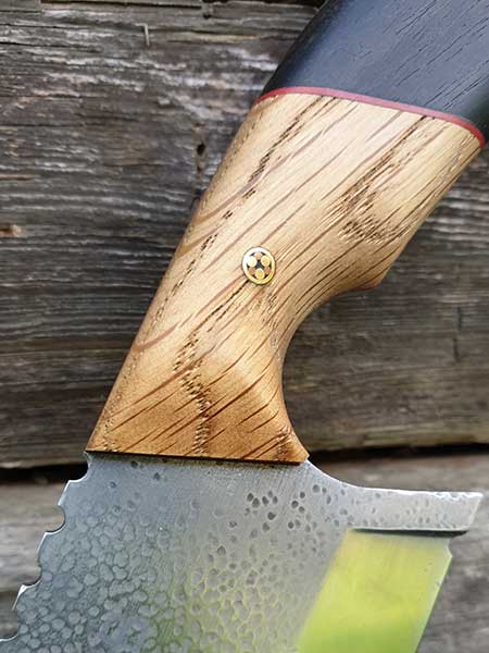 Handgefertigtes Messer mit ausgefallenen Griffmaterialien
